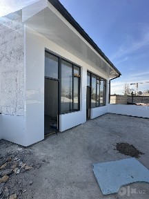 Аренда здания 500 м² в Мирабаде · витражи, парковка, терраса