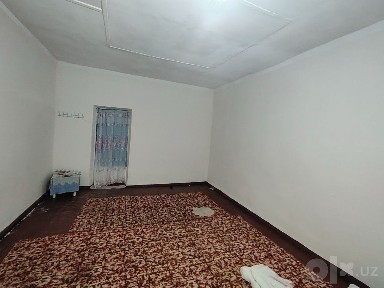 Yakkasaroy askiya bozor oldida 1 xonali yotoxona