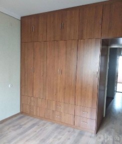 Продается 2/2/4 на Карасу-2 Среднее состояние Квадратный коридор 62м2