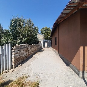 Продается участок с домом в городе Янгиюле.