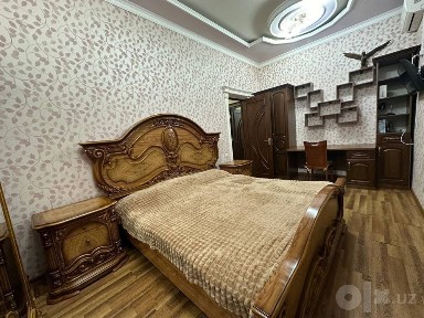 Ищем 1 девочку в комнату с розовыми обоями.