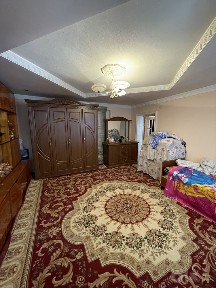 Ховли сотилади. Бутун ховлини ярими сотилади. 6 та хонаси билан.