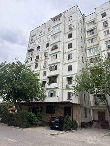 Sergili 8 mavzeda yol yuzida 3 xonali kvartira sotiladi 1-etaj 1) Ман