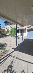 Hovli uy sotiladi.