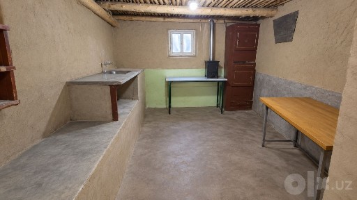 1 xonali UY SOTILADI. Du chinor va Zarhal restoranining yonginasida