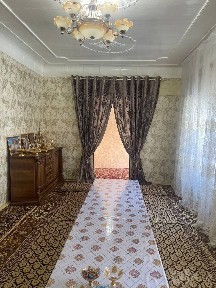 Эски шахарда Ховли 2,5 сотихли 1 Хаммом ён томонида сотилади
