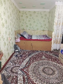 Срочно продается 1 ком кв в Чирчике 4 мкн 2 этаж около бек кафе