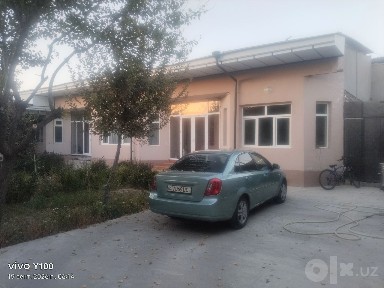 Сергелида срочно уй сотилади. 5.8 сотук 5 хона 2 та санузел. Тандирхо
