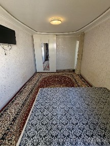 Вокзалда УзГазОилни тугрисда 1 хоналик квартира сотилади 5/5 этаж.