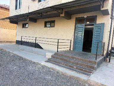 Янгиюль в 3 этажном здание продаётся первый этаж