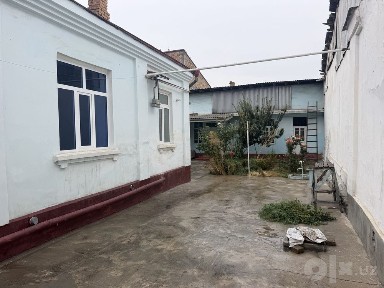 Hovli uy sotiladi