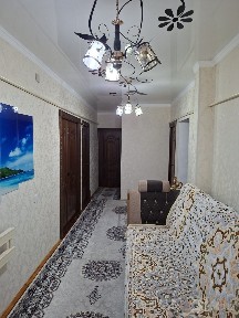 Жай сатылады, 21 микр. район Гос банк 1-подьездли керпичный дом.