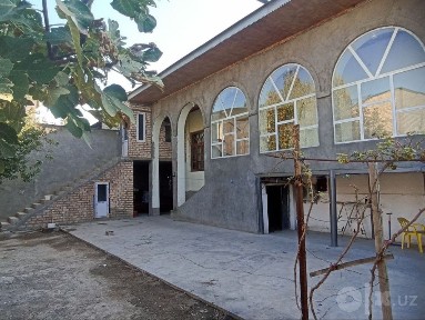 hovli sotiladi 5.5 sotih 7 ta xona mowina bozor togrisida