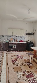 Hovli uy sotiladi. 10 sotok. 5 xona+2tasanuzel+kattakoridor