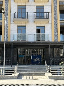 Сдается коммерческое помещение на первом этаже жилого дома