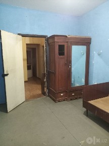 Срочно продается 3 х ком кв в Чирчике 4 мкн 3 этаж в доль дороги